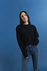 Sweater de punto waffle con cuello redondo y mangas largas, de corte holgado y textura marcada.