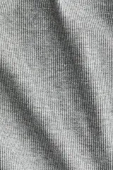 Remera entallada de punto acanalado con cuello redondo y mangas largas.