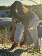 Pantalón de tela rayada rosa y blanco, de corte amplio y cintura elastizada.