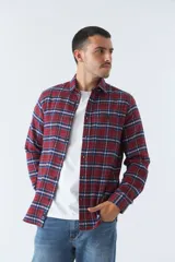 Camisa de viyela a cuadros negros, blancos y rojos, de corte slim fit, con bolsillos en el pecho, manga larga y cierre con botones.