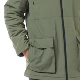 Parka color verde militar con capucha, cierre frontal de cremallera, bolsillos de parche con doble entrada y forro interior.