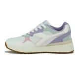 Championes deportivos Diadora modelo Vinfa, predominantemente blancos, con paneles de gamuza en tonos pastel: lila, menta y rosa pálido. Tienen cordones blancos y suela de goma color caramelo.