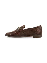 Mocasín de cuero con estampado de imitación piel de reptil en tonos marrones, con detalle de estribo metálico dorado en el empeine y suela plana.