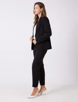 Blazer sastrero negro de corte entallado, con cuello de solapa, hombreras, cierre frontal con un botón y bolsillos laterales con solapa.