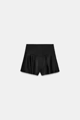 Shorts de tiro medio confeccionados en tejido satinado de color negro, con diseño de bajo con vuelo y cierre lateral con cremallera oculta.