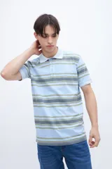 Chomba teñida en prenda con estampado a rayas, confeccionada en algodón lavado. Presenta media cartera de botones y bordado en el pecho.