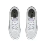 Championes Puma modelo Court Lally Skye, de diseño urbano con plataforma. Presenta una base blanca con detalles en color lila en la franja lateral, el talón, la lengüeta y la suela.