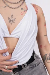 Top blanco con escote halter y espalda descubierta.