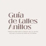 Anillo de oro 18k con diseño de alianza fina y un brillante engastado, presentado en conjunto con otros anillos de oro de diseño entrelazado.