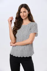 Blusa manga corta de cuello redondo con estampado floral en blanco y negro.