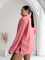 Blazer rosado de crepé con corte recto, solapas y bolsillos frontales.