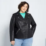 Campera negra de cuero sintético con cuello dentado, cierre cruzado con cremallera y bolsillos laterales con cremallera.