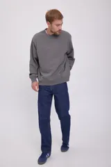 Buzo gris de manga larga y cuello redondo, marca Jack & Jones, con calce holgado y tejido de felpa suave en el interior.