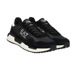Championes urbanos EA7 Emporio Armani, color negro con detalles en blanco. Presentan un diseño combinado de gamuza y tejido técnico, con el logo de la marca en el lateral y una suela de goma con plataforma.
