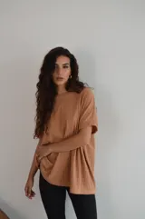 Remerón azul eléctrico de viscosa con mangas cortas y cuello redondo.