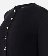 Cardigan negro de punto con escote redondo, mangas largas y cierre delantero con botones dorados.