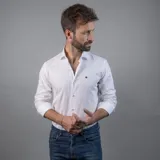 Camisa sport blanca de manga larga, confeccionada en 100% algodón, con cuello clásico y logo bordado en el pecho.