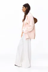 Blazer rosado de doble botonadura levemente largo con hombreras, solapas de muesca, bolsillos delanteros ribeteados con solapa y forro interior.