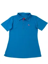 Remera tipo polo roja de manga corta con cuello clásico y tapeta con botones.