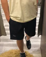 Short negro de algodón con cintura elástica y logo en la pierna.
