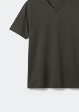 Remera básica de color azul, con mangas cortas y cuello en V, de corte recto y ajuste cómodo.