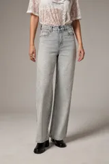 Pantalón jean de tiro alto y corte recto, confeccionado en denim celeste con aplicación de strass en toda la parte frontal.