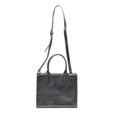 Cartera tipo tote de cuero negro con textura granulada, cuenta con doble asa de mano y correa larga ajustable y extraíble. Presenta el logo de la marca XL grabado en el frente.