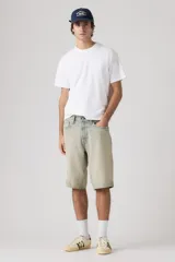 Short de denim estilo baggy, color celeste lavado, con tiro medio y diseño amplio de corte largo hasta las rodillas.
