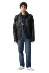 Campera de cuero sintético negro con capucha gris incorporada, bolsillos frontales con cierre y detalles acolchados en los hombros y mangas.