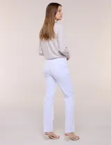 Pantalón de gabardina elastizada marca Zac & Rachel, color blanco, de corte recto. Posee pretina ancha con faja interna modeladora y costura frontal pespunteada en las piernas.