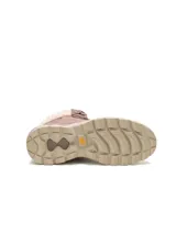 Bota de caña baja Caterpillar modelo Fandom, color marrón, confeccionada en cuero con cuello acolchado de corderito sintético, cordones bicolor y suela dentada de goma.