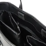 Cartera tipo tote bag de cuero sintético negro con textura granulada. Cuenta con doble asa superior, correa ajustable extraíble, bolsillo frontal con cierre metálico y logo de la marca grabado en la parte inferior.