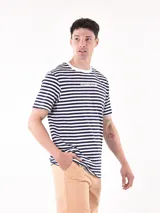 Remera de corte regular con diseño de rayas horizontales en azul marino y blanco, cuello redondo y pequeño detalle de texto bordado en el pecho.