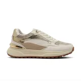 Sneaker de mujer color crema con detalles en dorado metalizado y beige. Presenta una suela gruesa y dentada de color marrón claro, y un detalle dorado brillante en el talón.