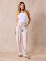 Pantalón cargo de lino a rayas verticales grises y blancas, marca Marissa Olivia. Pretina ancha elastizada con lazo de ajuste, bolsillos inclinados delanteros y bolsillos laterales con botón.
