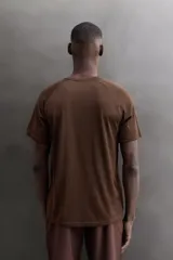 Camiseta de running para hombre de Zara Athleticz, confeccionada en tejido técnico y elástico de color marrón con textura jaspeada, cuello redondo y mangas corta ranglán.