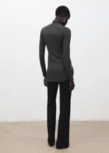 Jersey de cuello alto gris oscuro, de manga larga y corte ajustado.