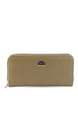 Billetera larga con cierre perimetral, confeccionada en material símil cuero con textura rugosa. Cuenta con placa metálica decorativa en el frente y múltiples compartimentos internos para tarjetas, billetes y monedas.