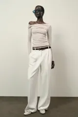 Top de manga larga confeccionado en tejido de algodón, con diseño de escote asimétrico y corte ajustado al cuerpo.