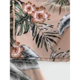 Conjunto de traje de baño de tres piezas con estampado de hojas tropicales en tonos blanco y negro. Incluye un top tipo tankini con cordón ajustable en el centro, un short de tiro alto y una camisa abierta de manga larga tipo salida de baño.