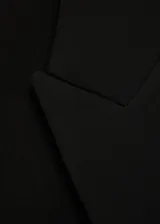 Blazer de corte recto y diseño clásico, con cuello de solapa con muesca, cierre frontal de un botón y mangas largas. Cuenta con un bolsillo de ribete en el pecho y dos bolsillos laterales con solapa. Incluye forro interior.