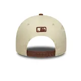 Gorro New Era 9FORTY ajustable, color beige con visera marrón chocolate. Presenta el logo bordado de los Boston Red Sox en color marrón.