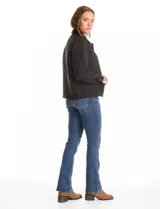Chaqueta capitoneada de color negro con diseño de rombos, cuello con solapa, cierre frontal con botones metálicos y bolsillos delanteros.
