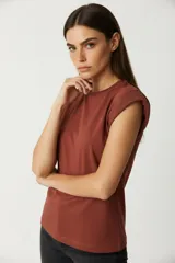 Remera de algodón con cuello redondo a la base y mangas cortas con detalle de hombreras, de corte holgado.