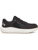 Championes de running Under Armour modelo Charged Versurge, color negro con suela blanca y base de goma color caramelo. Presentan una parte superior de malla con revestimientos de gamuza sintética y logo de la marca en el talón.