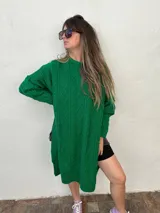 Sweater largo verde esmeralda de tejido de punto trenzado con cuello redondo y mangas largas.