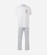 Pijama largo para hombre confeccionado en algodón, compuesto por una remera de manga corta blanca con cuello redondo celeste y estampa frontal de Snoopy, y un pantalón largo celeste con estampado general de Snoopy y cintura elástica.