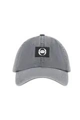 Gorra de béisbol gris con visera curva y parche frontal rectangular negro con el logo de Las Oreiro en blanco.
