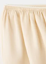 Short corto de lyocell y viscosa color beige con detalle de encaje en el ruedo.
