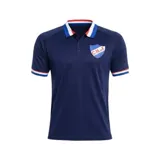 Remera polo azul marino con cuello y puños a rayas blancas, rojas y azules. Tiene el escudo del Club Nacional de Football bordado en el pecho.